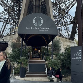 Le Jules Verne - Entrance - French Near Me - Paris, 75