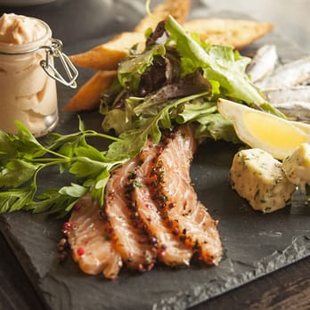 L'Arlequin Café - Ardoise océane : saumon gravlax aux baies rouges, tarama d'oeufs de cabillaud, sardine à l'huile, beurre maitre d'hôtel & toasts - Modern European Near Me - Paris, 75 L'Arlequin Café - Ardoise océane : saumon gravlax aux baies rouges, tarama d'oeufs de cabillaud, sardine à l'huile, beurre maitre d'hôtel & toasts - Modern European Near Me - Paris, 75