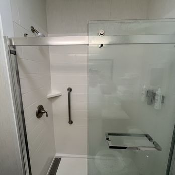 Hampton Inn Boise - Airport - Shower in king room 1st floor - Hotels Near Me - Boise, Idaho Hampton Inn Boise - Airport - Shower in king room 1st floor - Hotels Near Me - Boise, Idaho