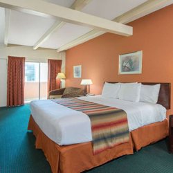 Days Inn by Wyndham St. Louis North - 1 King Bed Room