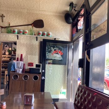 O Sole Mio Pizza - View from side table - Pizza Near Me - Vashon, Washington O Sole Mio Pizza - View from side table - Pizza Near Me - Vashon, Washington