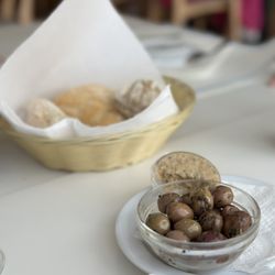 Baía do Peixe - Bread and olives for purchase