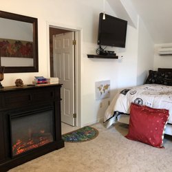 The Loft At 12 Clara - Spacious, sunny, private.