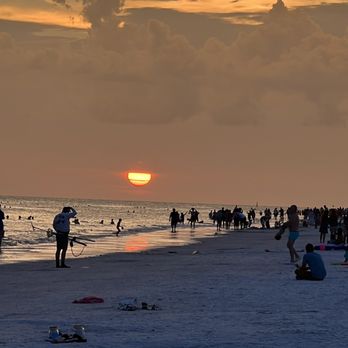 Siesta Key Beach - Beautiful Sunset - Beaches Near Me - Sarasota, Florida Siesta Key Beach - Beautiful Sunset - Beaches Near Me - Sarasota, Florida
