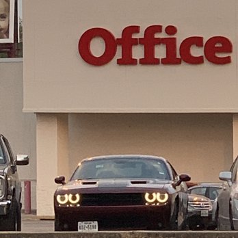 CVS Pharmacy - cars parked in front of the office - Drugstores Near Me - Austin, Texas