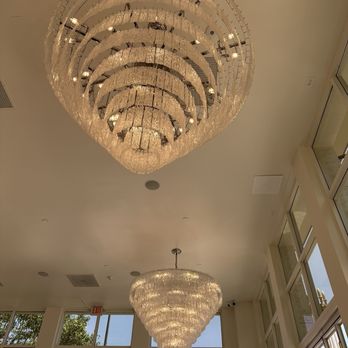 La La Land - Chandeliers ceiling - Coffee & Tea Near Me - Glendale, California La La Land - Chandeliers ceiling - Coffee & Tea Near Me - Glendale, California