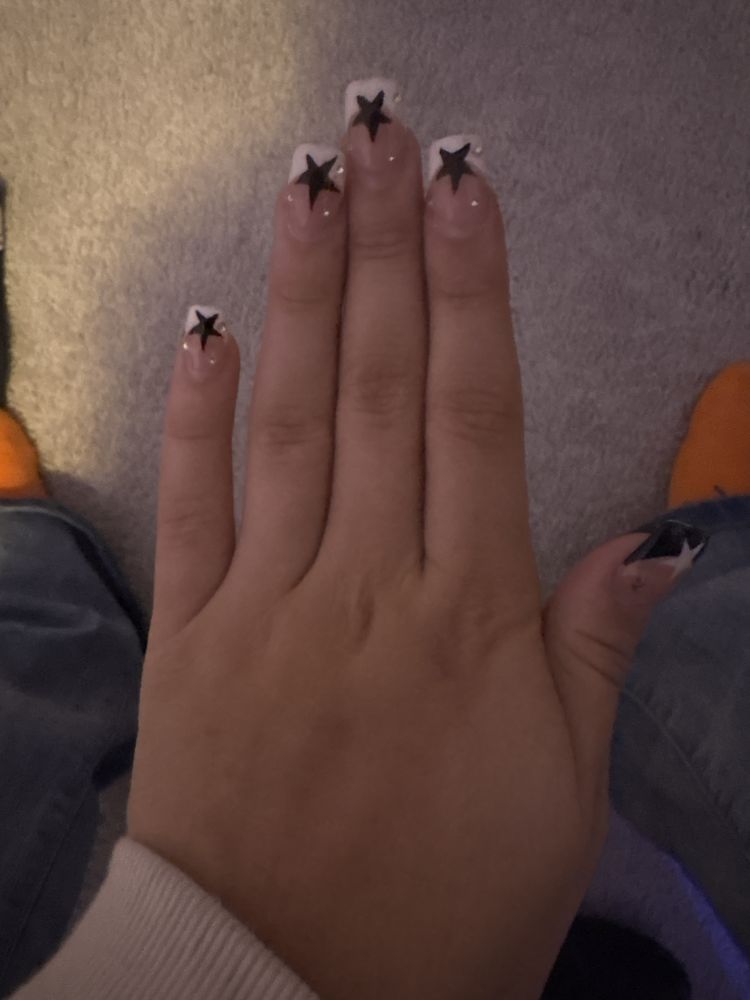 Nails by Linda Logo