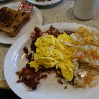 Full Moon Diner - Corned beef hash, scrambled eggs and hash brown potatoes with raisin bread - American Near Me - Lake Bluff, Illinois