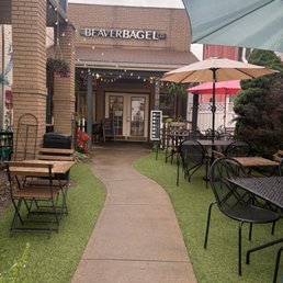 How cute is this patio!!