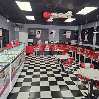 Water’s Edge Café - 50s-style ice cream shop. - Seafood Near Me - Crisfield, Maryland Water’s Edge Café - 50s-style ice cream shop. - Seafood Near Me - Crisfield, Maryland