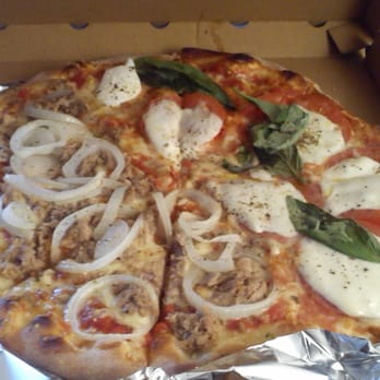 Paradiso - Eine Tonno/Napoli Pizza - Ice Cream & Frozen Yogurt Near Me - Grafenau, BW