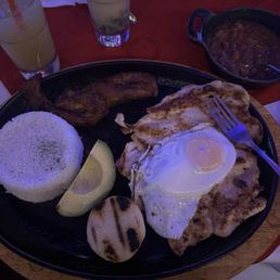 Bandeja Paisa con Pollo Bandeja Paisa con Pollo