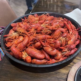 Willie's Restaurant and Bar - 3lbs of boiled crawfish - New American Near Me - Baton Rouge, Louisiana