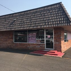 Cagey Quilters - Store front...but use side door as entrance
