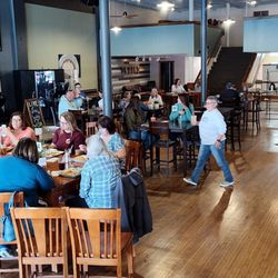 Phileo's Coffee & Eatery - A huge, welcoming space!