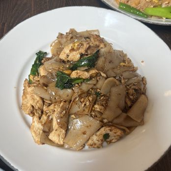 Donsak Thai Restaurant  - Pad See Ew - Thai Near Me - Washington, DC, District of Columbia