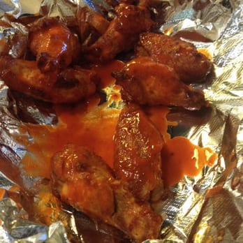 Round Table Pizza - hardly no sauce! spicy but not enough sauce on these cold wings! - Pizza Near Me - Apple Valley, California