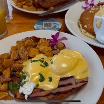 Island Lava Java - ISLAND EGGS BENEDICT - American Near Me - Kailua Kona, Hawaii