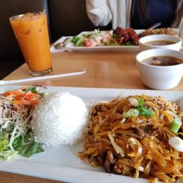 Lunch Menu Pad Thai