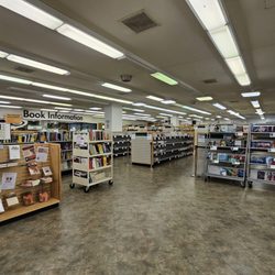 University of Hawai'i Mānoa Bookstore - Spacious! Lots of books!