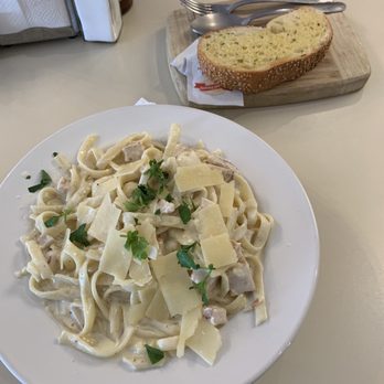 XO Cafe - Fettuccine Alfredo with Chicken - Cafes Near Me - Glendale, California