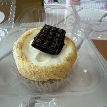 Cs Mad Batter Cakery - S'more's cupcake - Bakeries Near Me - Sparks, Nevada