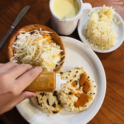 Olocuilta Pupuseria - Atole and papusas
