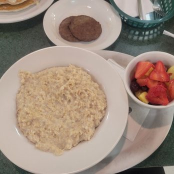 Metro Diner - Oatmeal, sausage patties, fruit - American Near Me - Altamonte Springs, Florida Metro Diner - Oatmeal, sausage patties, fruit - American Near Me - Altamonte Springs, Florida