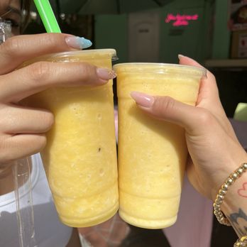 Topped Waikiki - Pineapple smoothies - Korean Near Me - Honolulu, Hawaii