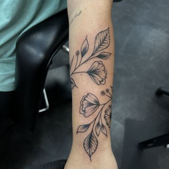 Creative Minds Tattoo - Custom freehanded floral piece made by JJ! - Tattoo Near Me - Las Vegas, Nevada Creative Minds Tattoo - Custom freehanded floral piece made by JJ! - Tattoo Near Me - Las Vegas, Nevada