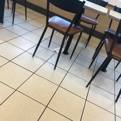 Dunkin' - Dirty floor