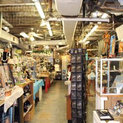 Arts & Crafts Emporium of Savannah - Inside lots of neat things
