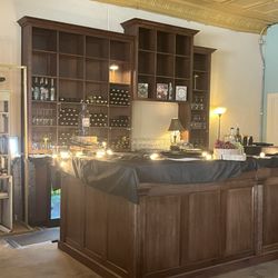 Pineywoods Vineyard - A warm bar welcomes guests to Pineywoods