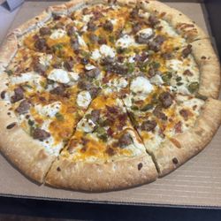 Delizioso Bistro & Coffee Bar - This jalapeño popper pizza is soooo good!