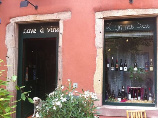 L’Un des Sens | Assiettes gourmandes et canons à partager au bar à vin intimiste du vieux Colmar by null
