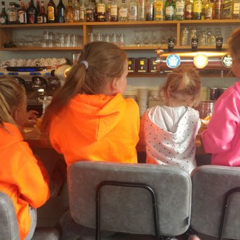 De Koffiepot - Kids get great service : fries and drinks at the bar - Restaurants Near Me - Midsland, FR