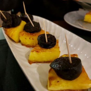 Paráguas Bar - Blood sausage over grilled pineapple - Portuguese Near Me - Lisbon, 11 Paráguas Bar - Blood sausage over grilled pineapple - Portuguese Near Me - Lisbon, 11