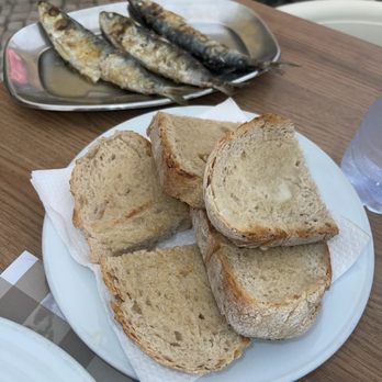 cova funda grelhados no carvão - Pão com manteiga - Restaurants Near Me - Lisbon, 11 cova funda grelhados no carvão - Pão com manteiga - Restaurants Near Me - Lisbon, 11