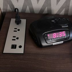 Holiday Inn Martinsburg - USB ports on nightstands