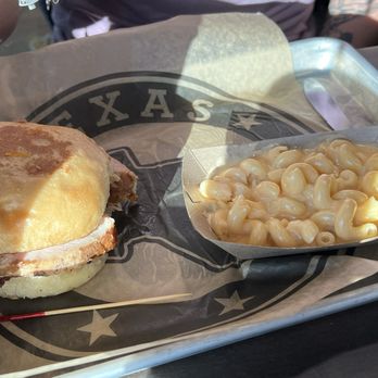 Rabel’s Roadhaus BBQ - Turkey sandwich and macaroni and cheese - Barbeque Near Me - La Vernia, Texas