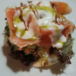 Vino y Marea - Ensalada de hojas, con salmón ahumado y salsa de yogur.