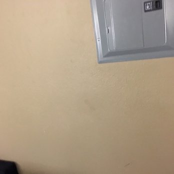 Comfort Suites Yukon - Sw Oklahoma City - Dirty wall - Hotels Near Me - Yukon, Oklahoma