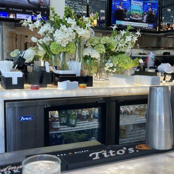 Cucina Moderna - Flowers behind the bar. - Italian Near Me - Fort Lauderdale, Florida Cucina Moderna - Flowers behind the bar. - Italian Near Me - Fort Lauderdale, Florida