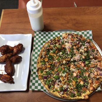 Pizza Twist - 1/2 chicken tikka 1/2 tandoori paneer pizza. And a side of tandoori wings. - Pizza Near Me - Sacramento, California Pizza Twist - 1/2 chicken tikka 1/2 tandoori paneer pizza. And a side of tandoori wings. - Pizza Near Me - Sacramento, California