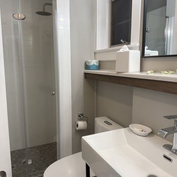 Saratoga Inn - Bathroom - Hotels Near Me - Langley, Washington Saratoga Inn - Bathroom - Hotels Near Me - Langley, Washington