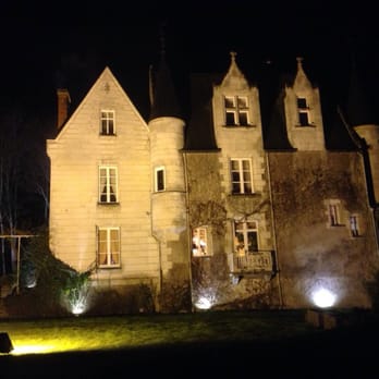 La Roche le Roy - Vu d'extérieur (parking) de La Roche Le Roy - French Near Me - Tours, 37 La Roche le Roy - Vu d'extérieur (parking) de La Roche Le Roy - French Near Me - Tours, 37