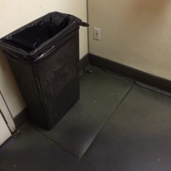 Jim's On The Course - Garbage cans looks disgusting - American Near Me - Alameda, California