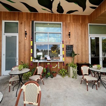 Da Gama - Walk-up patio cafe window - Indian Near Me - Houston, Texas