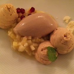 BO'TECA di vino - Karamellmousse mit Ragout von Flugananas und Nougateis