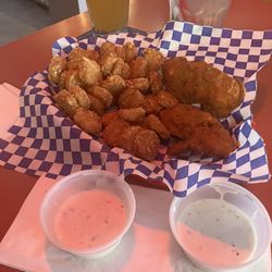 Stars Bar & Grill - Chicken basket, beer & mixed drink